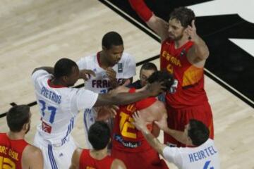 Florent Pietrus agarra de la cabeza a Sergio Llull.