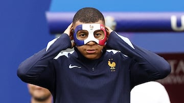 Mbappé se ajusta la máscara protectora durante el entrenamiento de ayer.