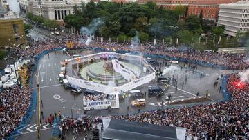 Los jugadores del Real Madrid celebran en Cibeles.