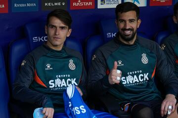 Pacheco, en el banquillo del Espanyol-Osasuna, junto a Denis Suárez.
