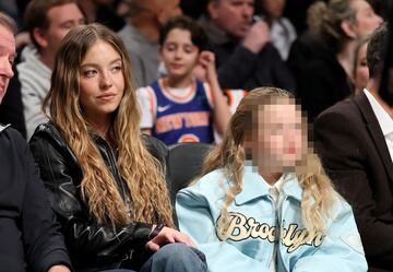 Sydney Sweeney, actriz y productora estadounidense, en las gradas del Barclays Center de Brooklyn.