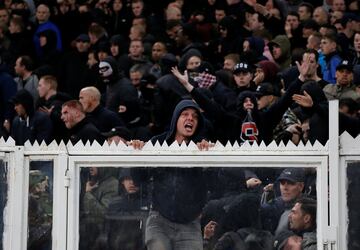 Durante los altercados de algunos aficionados del AEK la policia tuvo que intervenir. Los griegos asaltaron al campo y lanzaron bengalas a los seguidores del conjunto holandés. 