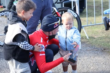 Roglic, con sus hijos en meta