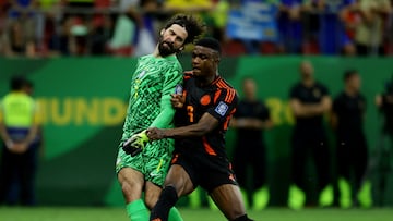 Soccer Football - World Cup - South American Qualifiers - Brazil v Colombia - Estadio Mane Garrincha, Brasilia, Brazil - March 20, 2025 Colombia's Jhon Cordoba in action with Brazil's Alisson Becker REUTERS/Ueslei Marcelino