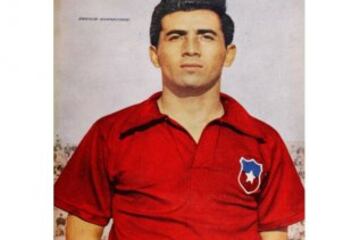 "Cua Cua" es el máximo goleador chileno en la Copa América, con 10 goles en 12 partidos jugados. Una de las glorias del fútbol chileno, subcampeón en los torneos de 1955 y 1956, no podía estar ausente como mediocampista.