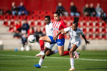 Sheila Guijarro remata al primer toque el centro de Moraza para el 1-0 del Atlético al Eibar en Liga F.