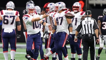 ATLANTA, GEORGIA - NOVEMBER 18: Mac Jones #10 of the New England Patriots reacts as the Patriots defeat the Falcons 25-0 at Mercedes-Benz Stadium on November 18, 2021 in Atlanta, Georgia.   Todd Kirkland/Getty Images/AFP
 == FOR NEWSPAPERS, INTERNET, TELC