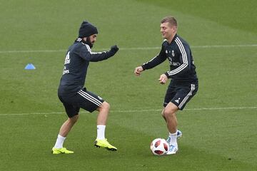 Toni Kroos e Isco durante el entrenamiento del Real Madrid esta misma mañana. 