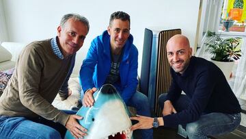 Johnny Carera, a la derecha de Vincenzo Nibali, en un pequeño homenaje al corredor italiano.