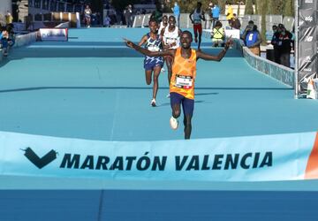 El keniano Lawrence Cherono (2h05:12) se impuso al sprint




