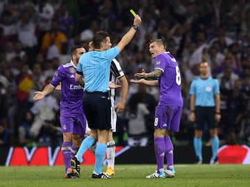 El árbitro Félix Byrch muestra l atarjeta amarilla a Toni Kroos.