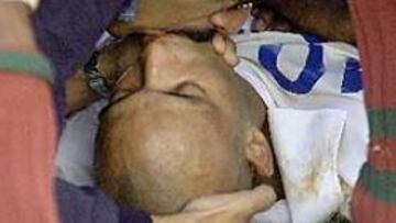 <b>BOCA A BOCA.</B> Los servicios médicos de los dos equipos intentaron reanimar sin éxito al jugador brasileño.