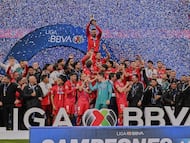 Alexis Vega lifts the Champions trophy (Two-time Champion) alongside Toluca players during the final second leg match between Tigres UANL and Toluca, as part of the Liga BBVA MX, Torneo Apertura 2025 at Nemesio Diez Stadium, on December 14, 2025 in Toluca, Estado de Mexico, Mexico.