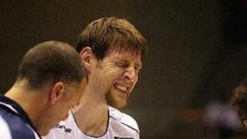 <b>LESIÓN. </b>Gestos de dolor de Andrés Nocioni al retirarse tras torcerse el tobillo.