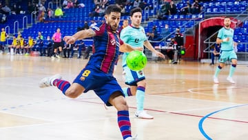 Adolfo ejecuta una volea ante Roger, jugador del Levante.