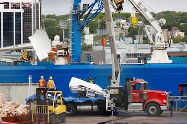 Los escombros del sumergible Titan, recuperados del fondo del ocano cerca del naufragio del Titanic, se descargan del barco Horizon Arctic en el muelle de la Guardia Costera canadiense en San Juan de Terranova.