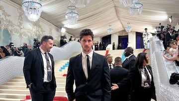 El modelo Eugenio Casnighi robó miradas en la Met Gala 2023, razón por la que afirma que ha sido despedido para el evento de este año.