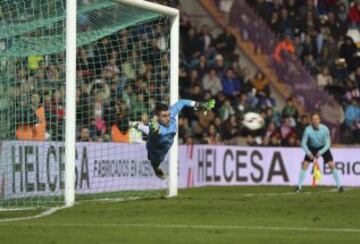 Enrique Royo  inenta detener el penalti lanzado por el centrocampista del Atlético de Madrid, Saúl Ñiguez.