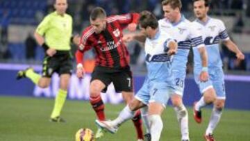 Jeremy Menez intenta escaparse de la entrada de Lorik Cana