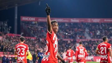 GIRONA, 03/02/2025.- El delantero del Girona Yáser Asprilla celebra tras marcar el segundo gol ante Las Palmas, durante el partido de LaLiga EA Sports que Girona FC y UD Las Palmas disputan este lunes en el estadio de Montilivi. EFE/David Borrat