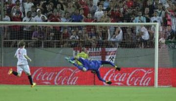 Sevilla - Atlético de Madrid. 1-1. Perotti empata el partido con un gran disparo desde fuera del área.