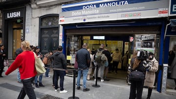 Varias personas hacen cola en la administración de Lotería de Doña Manolita, a 12 de octubre de 2024, en Madrid (España). Como ya es tradición en Madrid son muchas las personas que acuden a la administración de Lotería de Doña Manolita para probar suerte con la Lotería de Navidad que se celebrará el próximo 22 de diciembre.
12 NOVIEMBRE 2024;LOTERÍA;NAVIDAD;DOÑA MANOLITA;
Eduardo Parra / Europa Press
12/11/2024