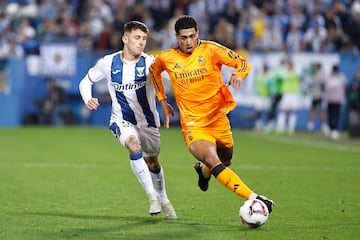 Raba trata de frenar a Bellingham ante el Real Madrid.