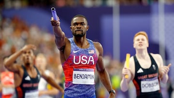 Saint-denis (France), 10/08/2024.- Rai Benjamin of the USA celebrates winning the Men 4x400m Final of the Athletics competitions in the Paris 2024 Olympic Games, at the Stade de France stadium in Saint Denis, France, 10 August 2024. (400 metros, Francia) EFE/EPA/FRANCK ROBICHON