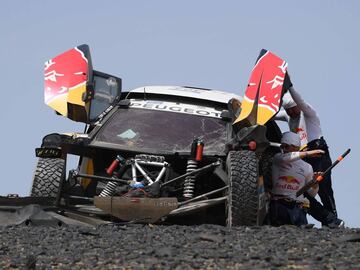 Sebastien Loeb y Daniel Elena han perdido toda opci&oacute;n de victoria en la etapa 9 del Rally de la Ruta de la Seda. Rompieron en frontal de su coche al no ver un agujero y perdieron m&aacute;s de siete horas en la clasificaci&oacute;n general. Foto: Franck Fife/AFP @sebloebofficiel #SebastianLoeb #silkway2017 #silkwayrally2017 #Rally #China
 
 Peugeot&#039;s French driver Sebastien Loeb and co-driver Daniel Elena of France check their vehicle during the Stage 9 of the Silk Way 2017 between Urumqi and Hami China, on July 17, 2017.  / AFP PHOTO / FRANCK FIFE