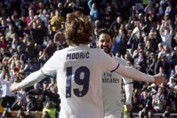 Isco celebra su segundo gol, el 4-0, junto a su asistente en el gol, Luka Modric.