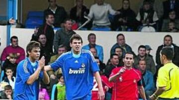 <b>EN EL DESCUENTO. </b>El Castilla pide clemencia al árbitro tras señalar el penalti.