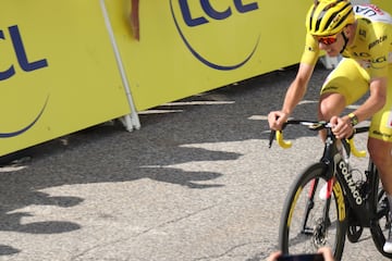 El ciclista esloveno Tadej Pogacar rueda en el tramo final de la subida a Plateau de Beille en el Tour de Francia 2024.