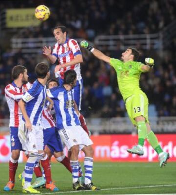 Enaut Zubikarai y  Diego Godin pelean un balón, durante el partido de Liga en Primera División que disputan esta noche en el estadio de Anoeta, en San Sebastián. 
