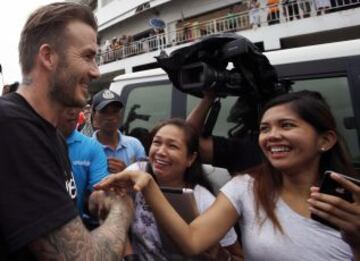 David Beckham, embajador de Buena Voluntad de Unicef, visitó un centro de evacuación en Filipinas tras el devastador tifón.