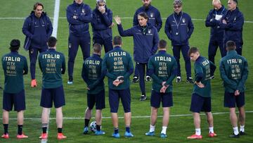 Mancini dirigiendo un entrenamiento de Italia.