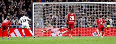 2-0. El delantero francés anota engañando a Odysseas Vlachodimos. Con este gol, Kylian Mbappé empata la plusmarca de Cristiano Ronaldo con 59 goles en un año natural.