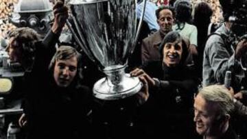 <b>LA FIESTA TOTAL. </b>Los jugadores del Ajax, con Neeskens y Cruyff en primer plano, celebran la Copa de Europa de 1973.