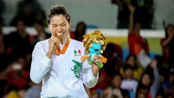 Lenia Ruvalcaba festeja con la medalla de Oro de R&iacute;o 2016