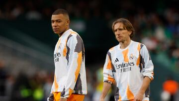 Soccer Football - LaLiga - Real Betis v Real Madrid - Estadio Benito Villamarin, Seville, Spain - March 1, 2025 Real Madrid's Luka Modric and Real Madrid's Kylian Mbappe during the warm up before the match REUTERS/Marcelo Del Pozo
