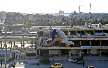 Un joven sirio practica parkour en e Aleppo. 