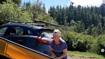 La jubilada de 78 años que ha dejado su vida atrás para vivir en una acampada continua en soledad: “Un lugar de descubrimiento infinito”