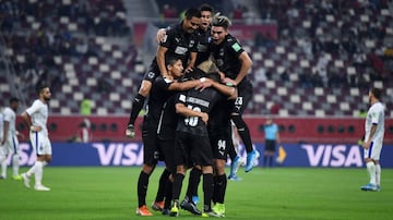 Con un gran abrazo, los jugadores de Rayados celebraron uno de los goles del equipo regio