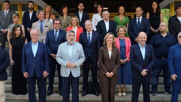 MADRID, 15/07/2025.- La ministra de Educación, Formación Profesional y Deportes, Pilar Alegría (2d), y el presidente del Consejo Superior de Deportes, José Manuel Rodríguez Uribes (2i), posan este martes en una fotografía de familia junto a otros asistentes a la primera reunión de la Comisión Interministerial para la preparación y organización del Mundial de fútbol de 2030. EFE/ Borja Sanchez-Trillo