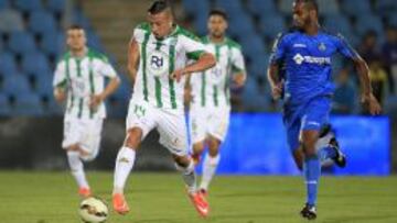 Imagen del Getafe-Córdoba: Ghilas controla el balón ante el Naldo.