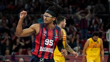 VITORIA, 15/11/2023.- El ala-pívolt nigeriano del Baskonia Chima Moneke celabra un triple durante el encuentro de la jornada 8 de la Euroliga entre Baskonia y Barça, este miércoles en el Fernando Buesa Arena, en Vitoria. EFE / L. Rico