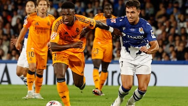 Soccer Football - LaLiga - Real Sociedad v Real Madrid - Reale Arena, San Sebastian, Spain - September 14, 2024 Real Madrid's Vinicius Junior in action with Real Sociedad's Martin Zubimendi REUTERS/Vincent West
