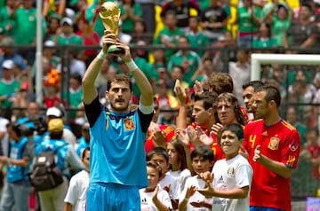 Iker Casillas y la selección española jugaron un partido amistoso con México en el Azteca, recién ganaron el Mundial de 2010.