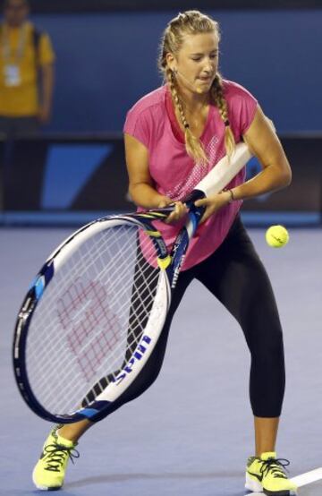 La dos veces campeona del Abierto de Australia de tenis Victoria Azarenka de Bielorrusia utiliza una raqueta gigante para golpear la bola durante un evento benefico en el Rod Laver Arena en Melbourne Park 