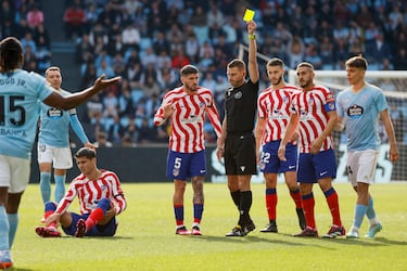 El colegiado Figueroa Vázquez saca una cartulina amarilla a Joseph Aidoo, que hizo una falta sobre Álvaro Morata.