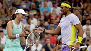 La tenista polaca Iga Swiatek y el español Rafa Nadal celebran un punto durante su partido benéfico para recaudar fondos para Ucrania antes del US Open.
